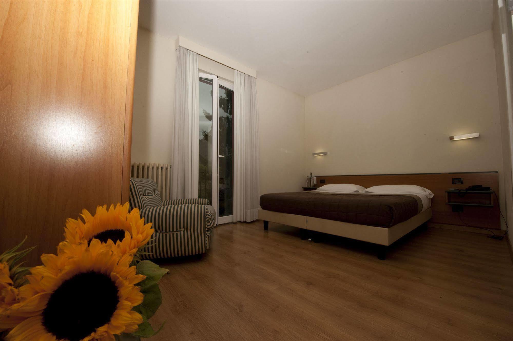 Hotel Serenella บาเวโน ภายนอก รูปภาพ